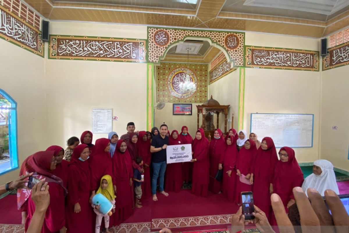 MKG Foundation salurkan Rp25 juta bantu Majelis Taklim Masjid Al Ikhlas Padang