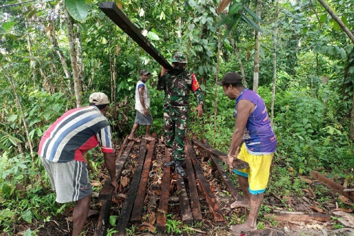 TNI- warga bangun balai kampung