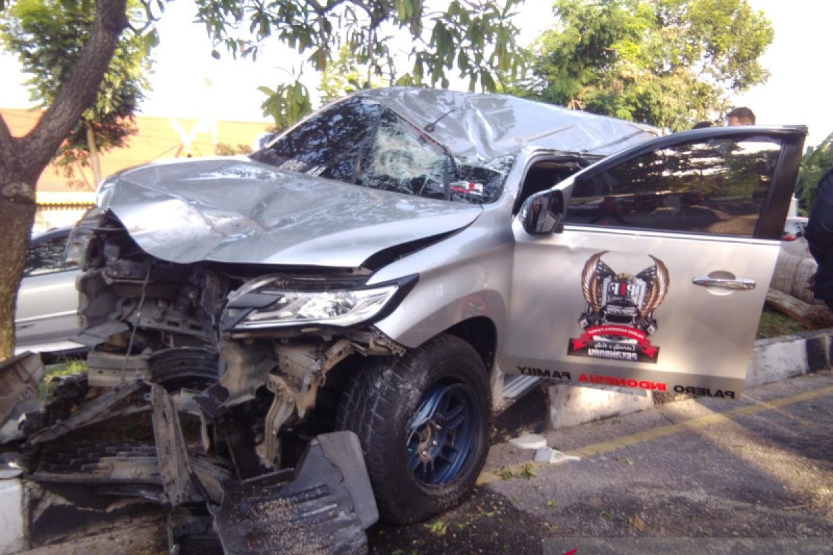 Pajero hantam pembatas jalan, dua korban dilarikan ke RSUD Arifin Achmad Pekanbaru