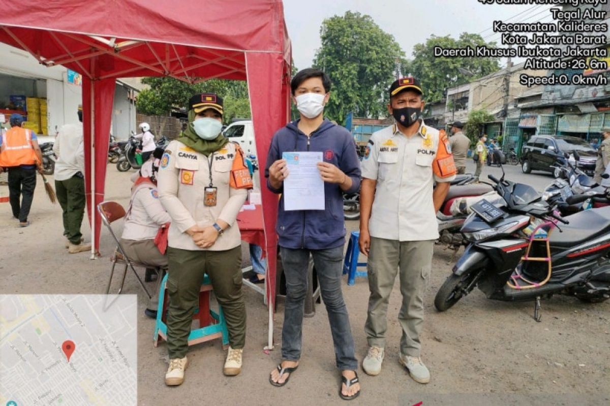 Puluhan warga Kalideres kena sanksi karena tidak bermasker