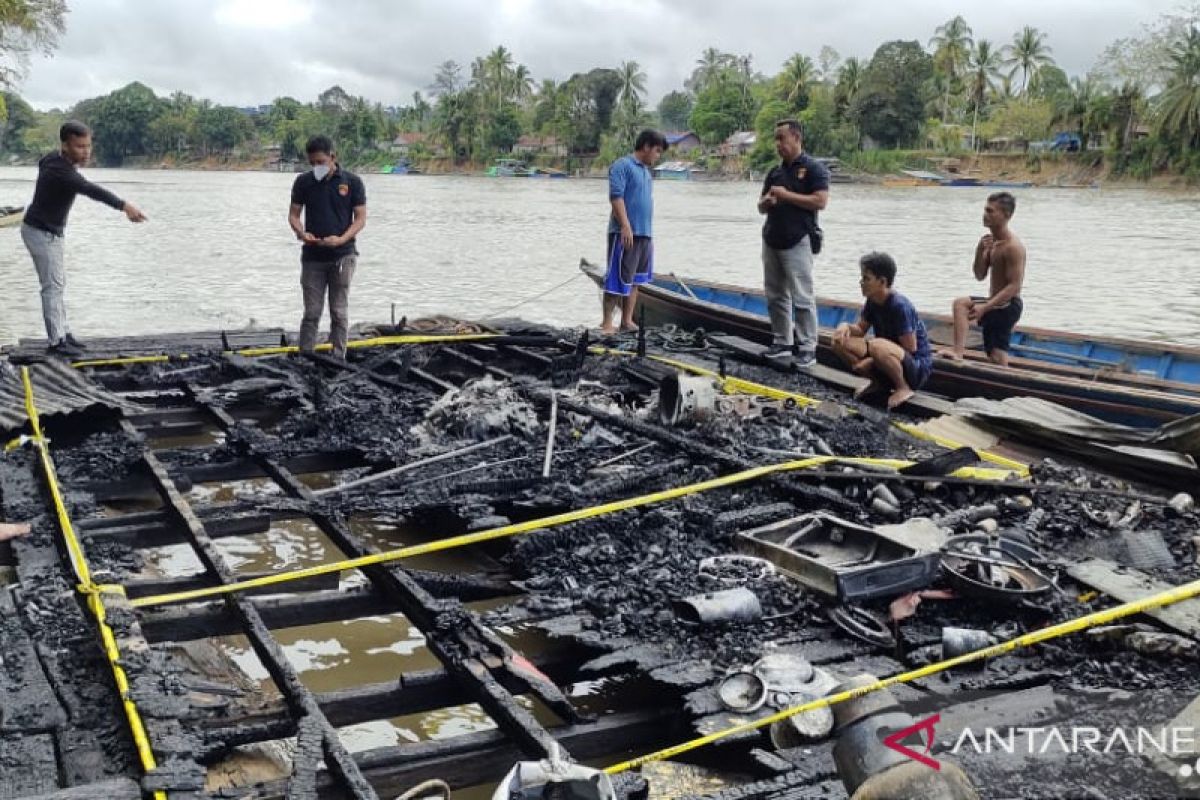 Kios BBM terapung di Kapuas Hulu terbakar, satu orang alami luka bakar