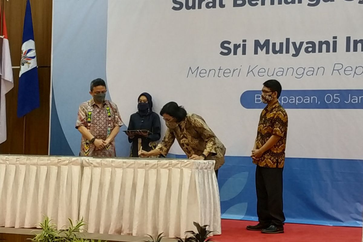 Sri Mulyani tanda tangani prasasti penanda aset SBSN proyek di Kaltim