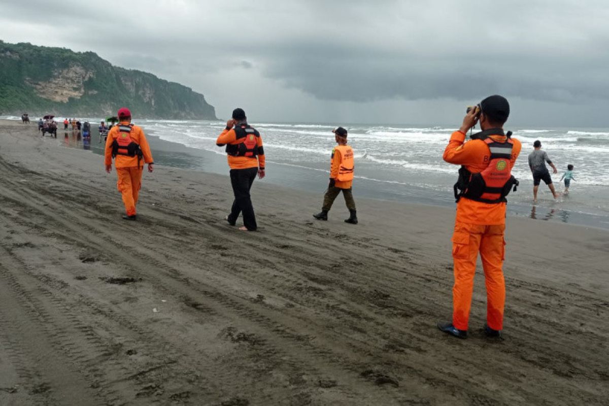 Sepekan hilang, korban terseret ombak Parangtritis belum ditemukan