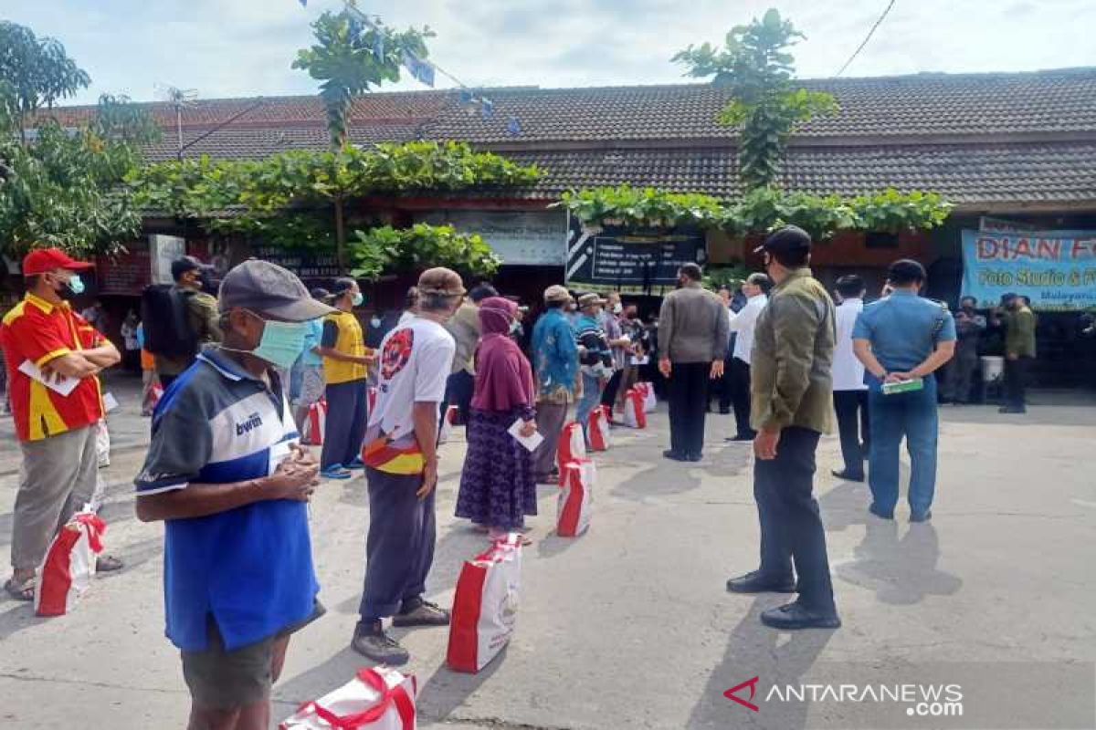 Jokowi distributes social assistance to merchants at Gemolong Market