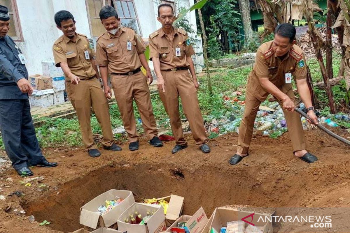 Satgas pangan Tanah Bumbu musnahkan barang dan pangan kedaluwarsa