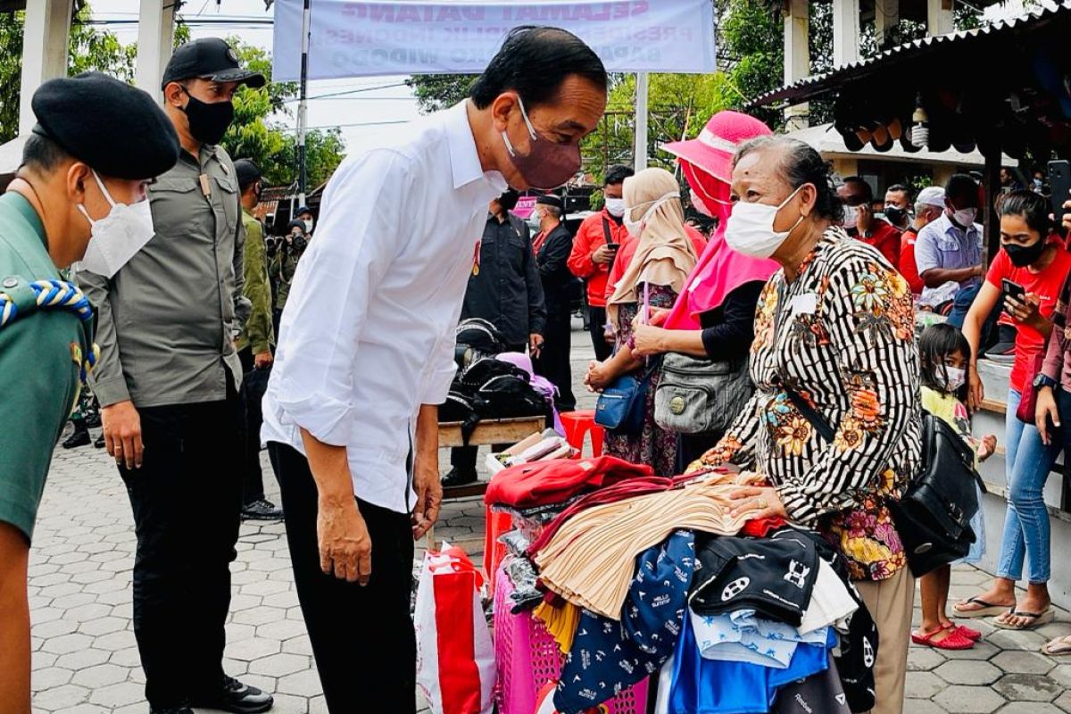 Jokowi dispenses cash assistance to vendors in Sragen, Grobogan