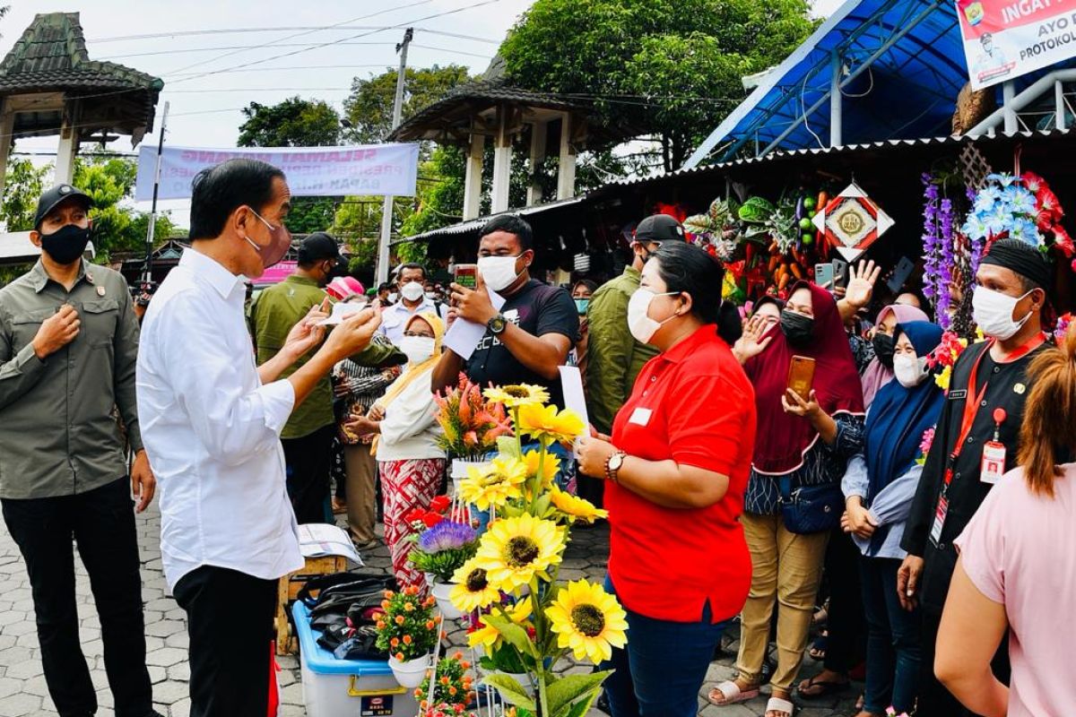 Presiden Jokowi ingatkan para pedagang pasar disiplin protokol kesehatan