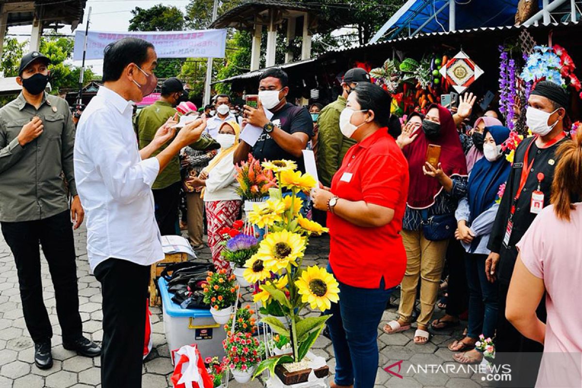 Presiden ingatkan para pedagang pasar disiplin protokol kesehatan