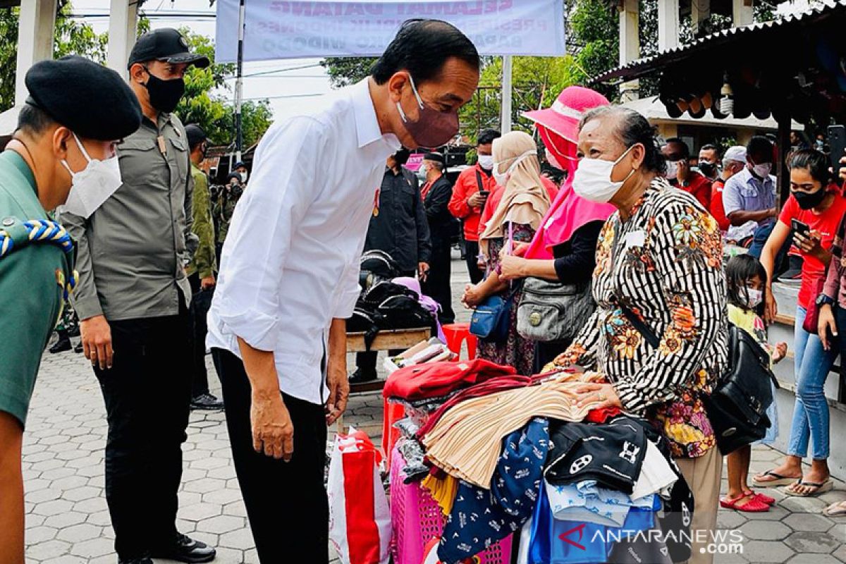 Presiden bagikan bantuan tunai bagi pedagang pasar di Sragen-Grobogan