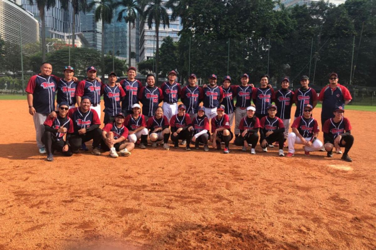 Garuda offers softball practice for employees, beginners