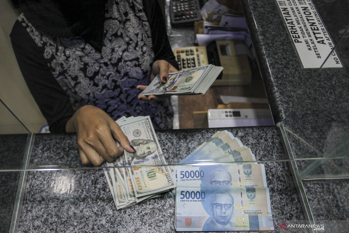 Rupiah menguat jelang rilis data inflasi AS