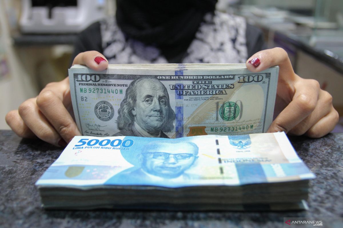 Rupiah pada awal pekan menguat menanti kebijakan The Fed