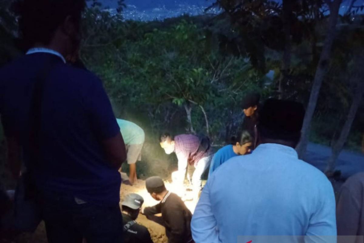Pemakaman jazad DPO teroris Poso di Palu disaksikan keluarga