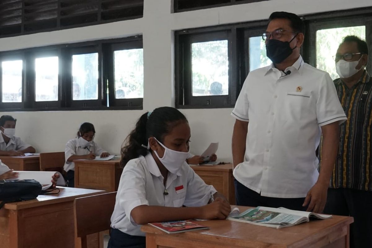 Moeldoko observes face-to-face learning in East Sumba, NTT