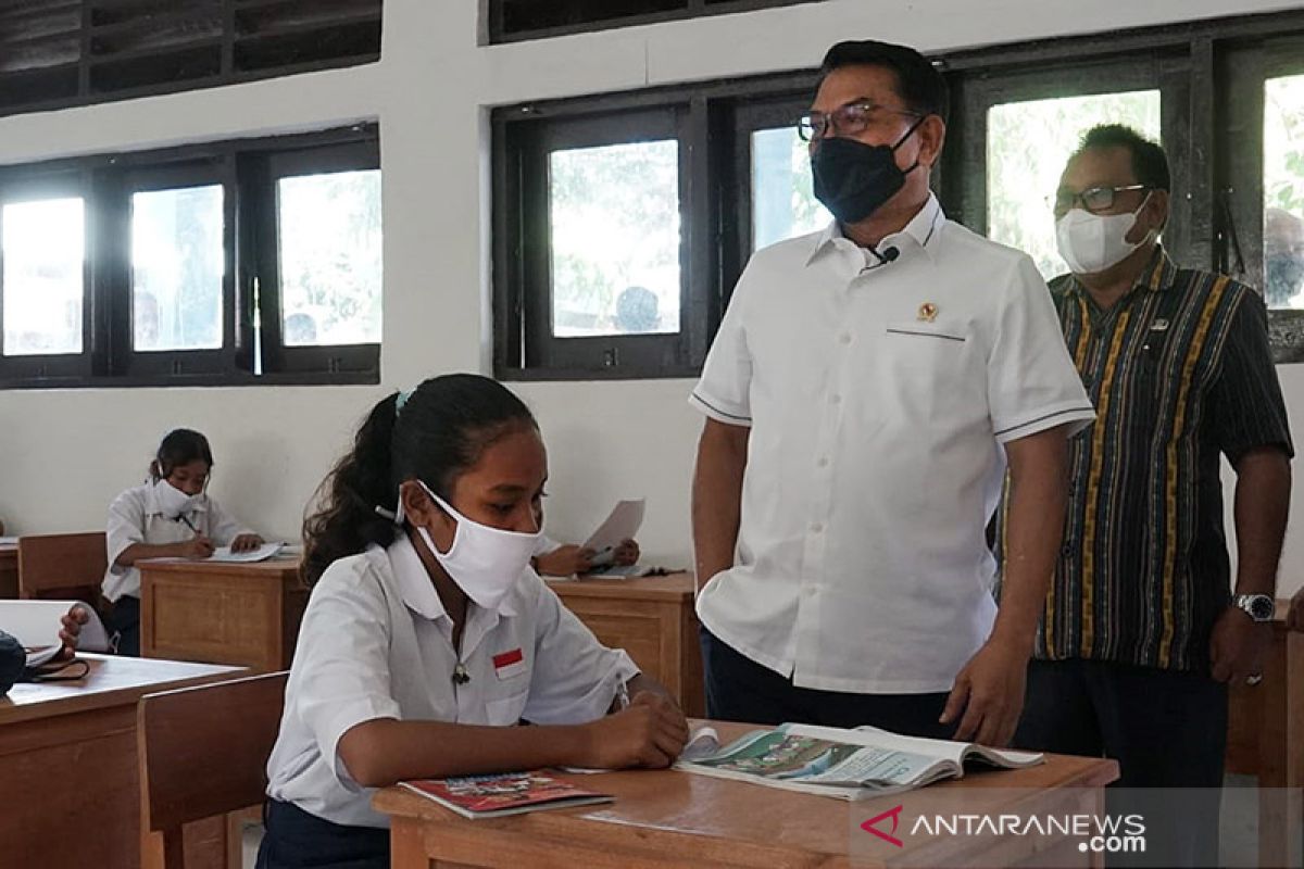 Moeldoko pantau pembelajaran tatap muka terbatas di Sumba Timur NTT