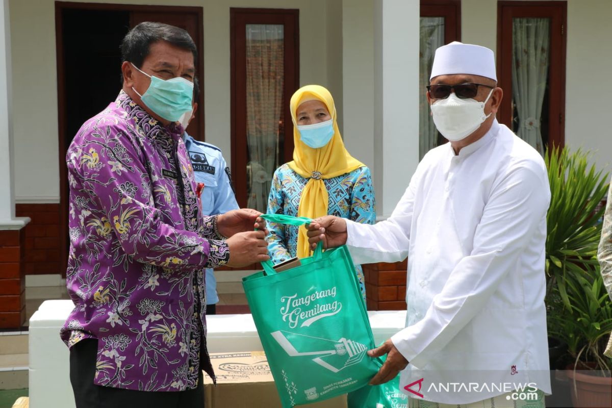 Pemkab Tangerang salurkan bantuan bibit ikan dan makanan ke ponpes