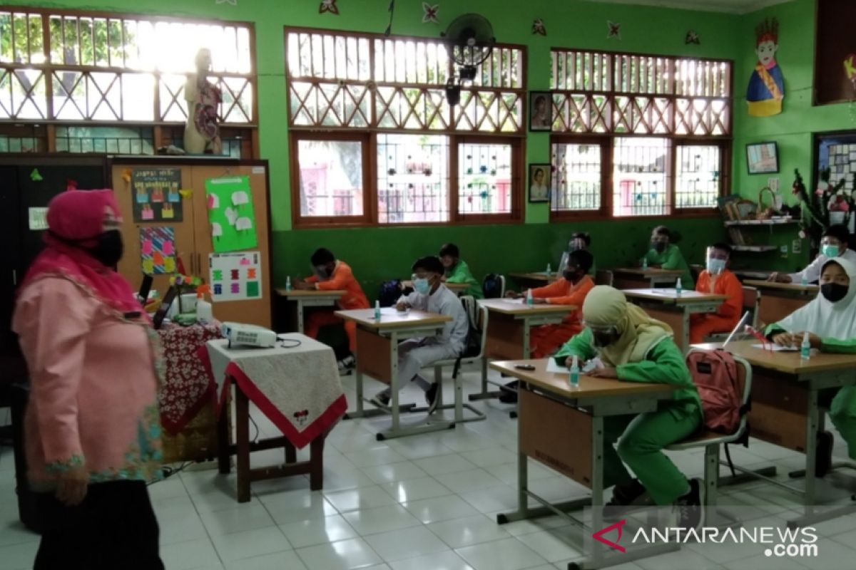 Jakarta governor suggests halting offline learning for a month