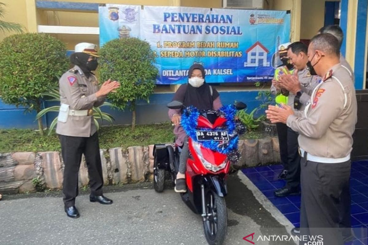 Ditlantas Polda Kalsel membedah rumah dan berikan motor disabilitas