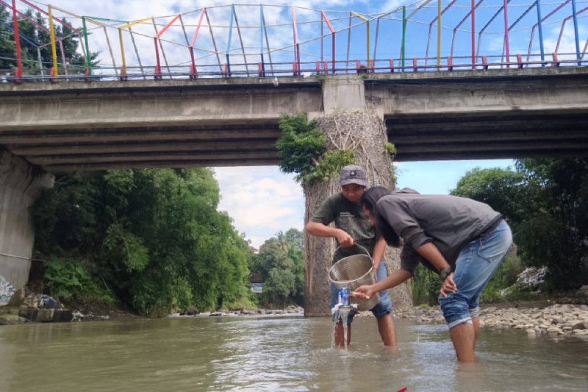 Ecoton soroti banjirnya sampah plastik di Sungai Bedadung Jember