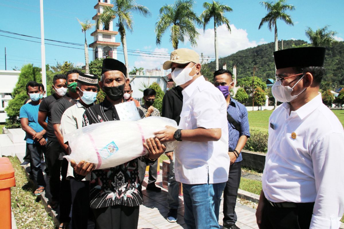 Bupati serahkan bantuan usaha untuk pelaku UKM di Tapteng