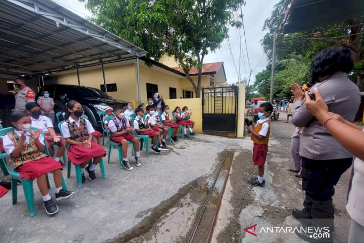 Anak-anak di Kota Kupang dihibur sebelum divaksin COVID