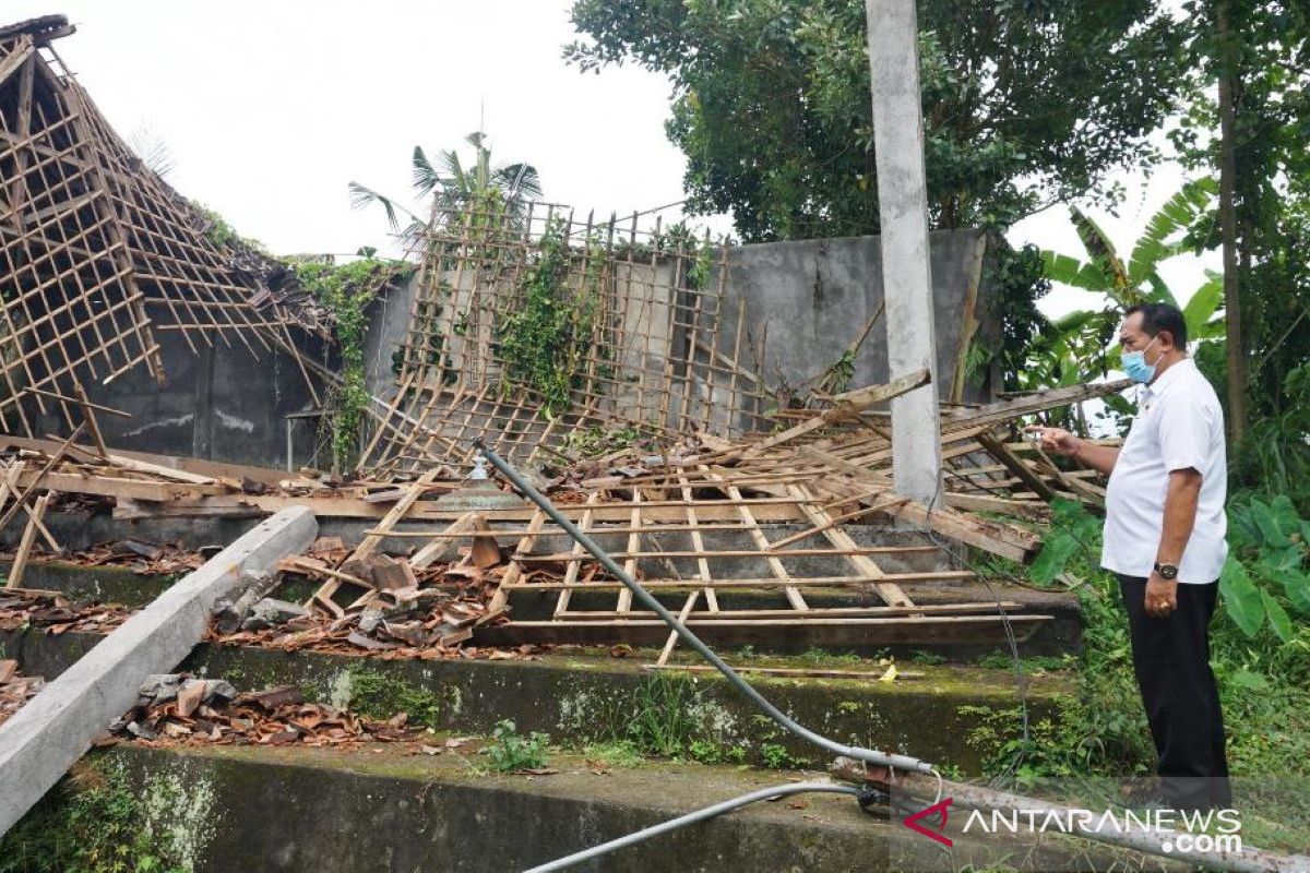 Wakil Bupati Klungkung tinjau Wantilan Setra Bakas yang ambruk