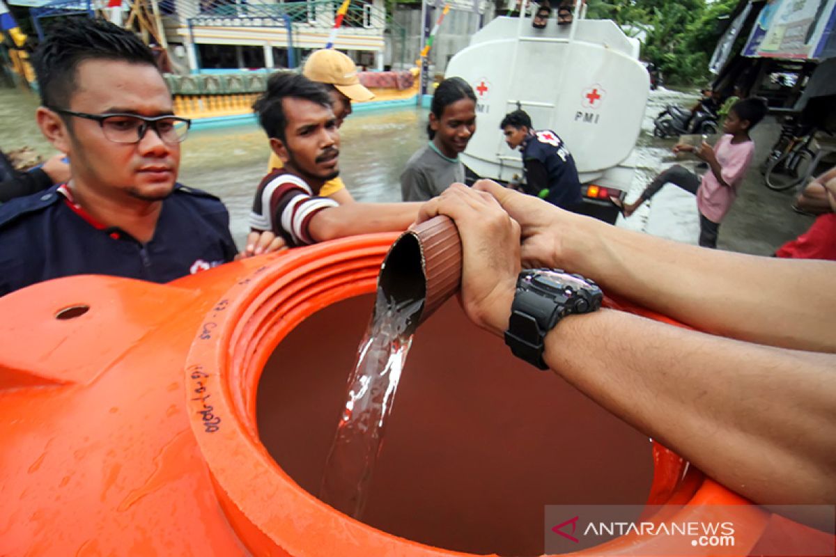 Bantuan air bersih bagi warga korban banjir
