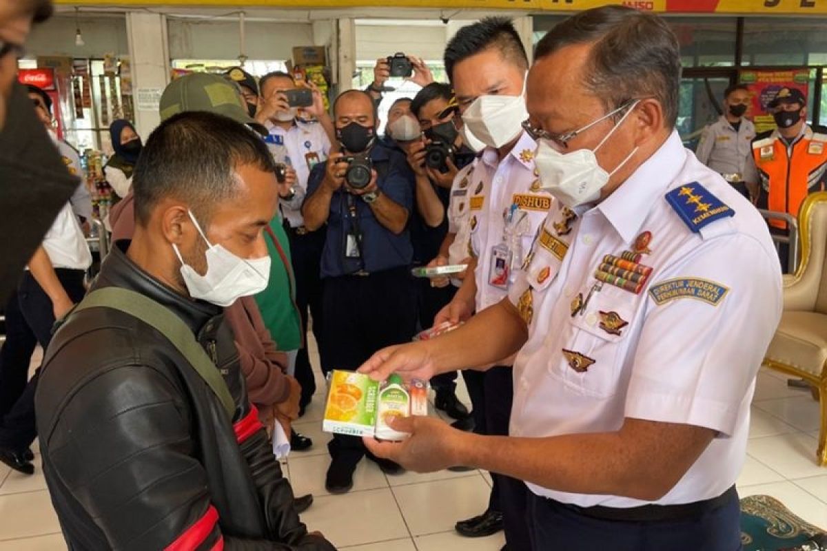 Kemenhub bagikan paket perlengkapan prokes di 8 titik jalur mudik di Jakarta