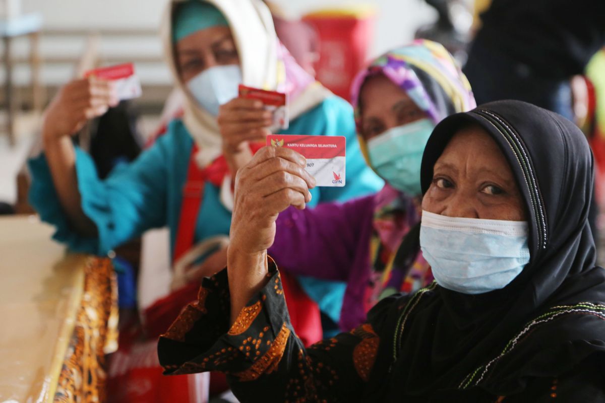 Pemkot Surabaya salurkan kartu keluarga sejahtera di tiap kecamatan