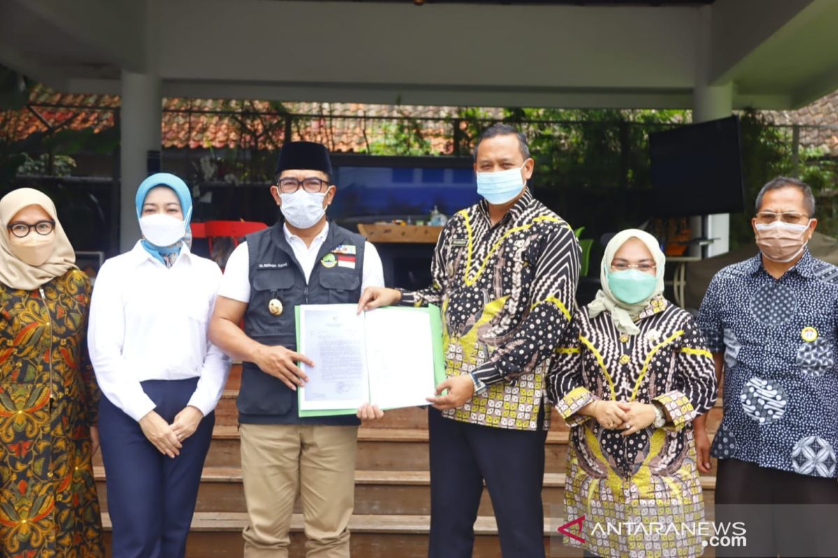 Resmi jabat Plt Wali Kota Bekasi, Tri Adhianto pastikan pelayanan publik berjalan