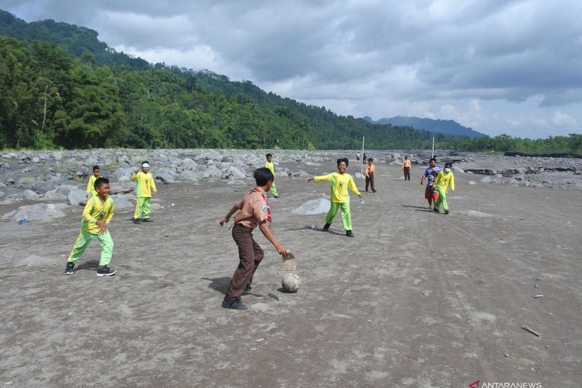 Akses terputus, siswa di lereng Semeru sekolah di bantaran sungai