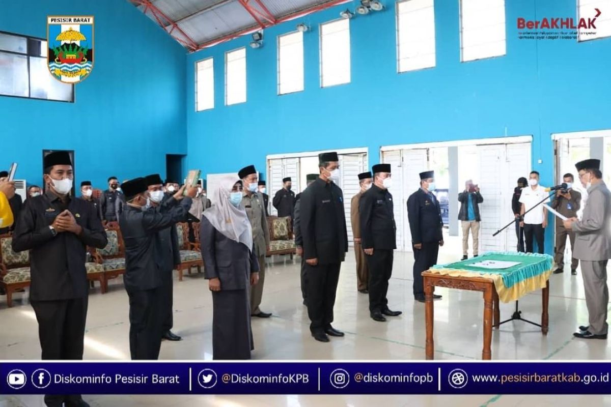 Bupati Pesisir Barat lantik pejabat pimpinan tinggi pratama