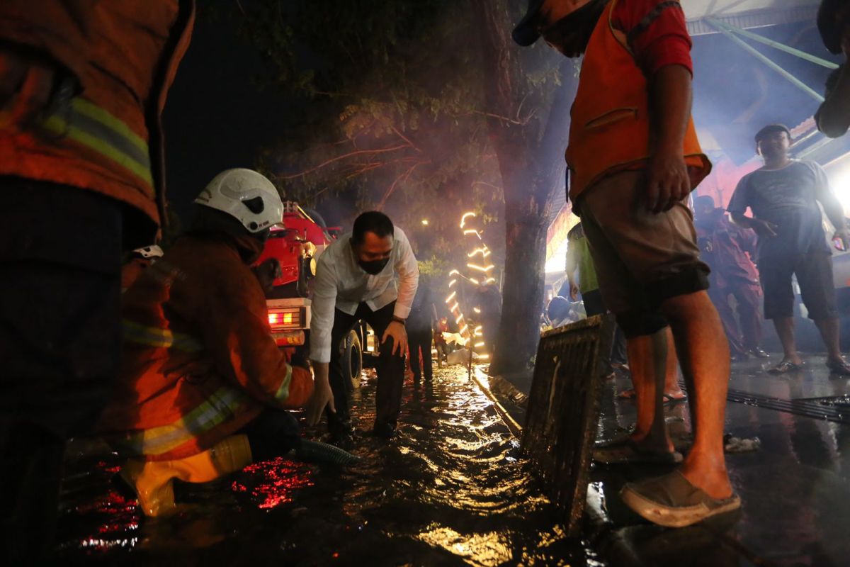 Surabaya Mayor reviews waterlogged sites following rain