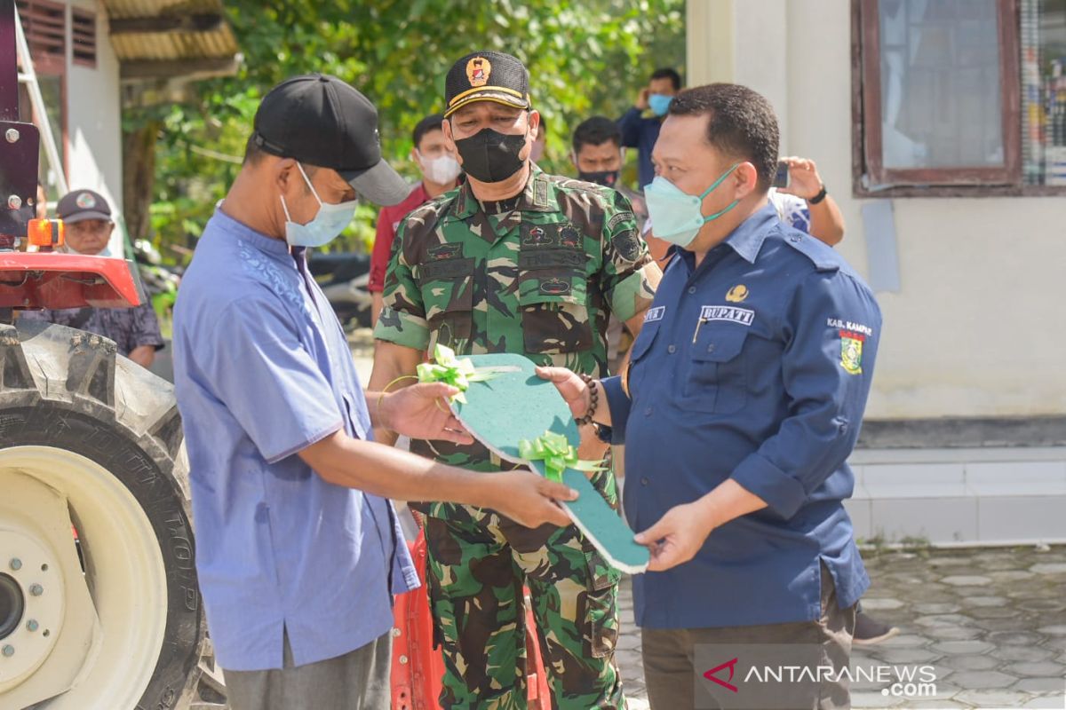 Serahkan traktor ke petani, Bupati Kampar: Jaga dan dioperasionalkan yang ngerti mesin