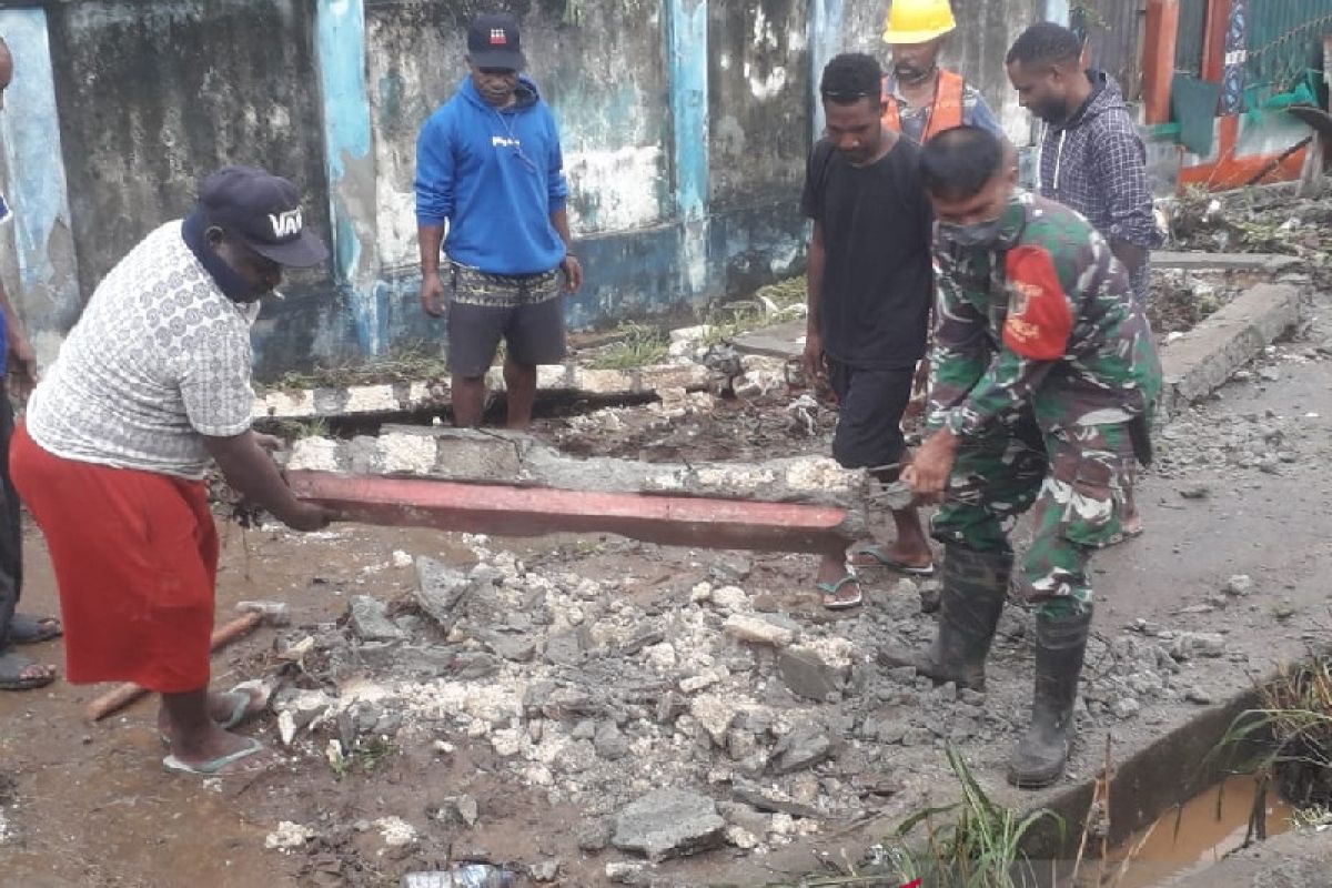 Dandim Jayapura: Prajurit TNI bantu evakuasi korban banjir dan longsor