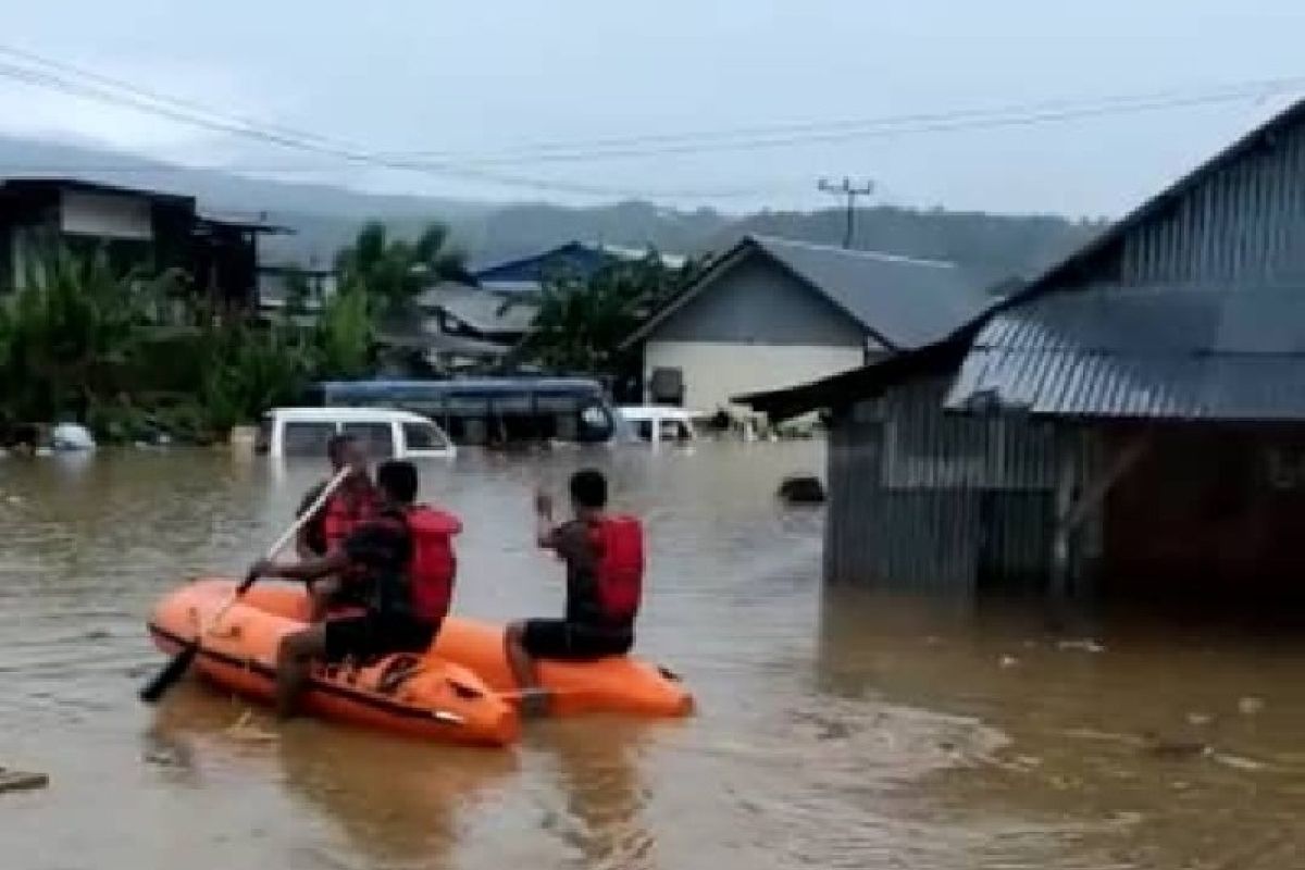 Tercatat 12 warga Kota Jayapura dilaporkan tertimbun akibat longsor