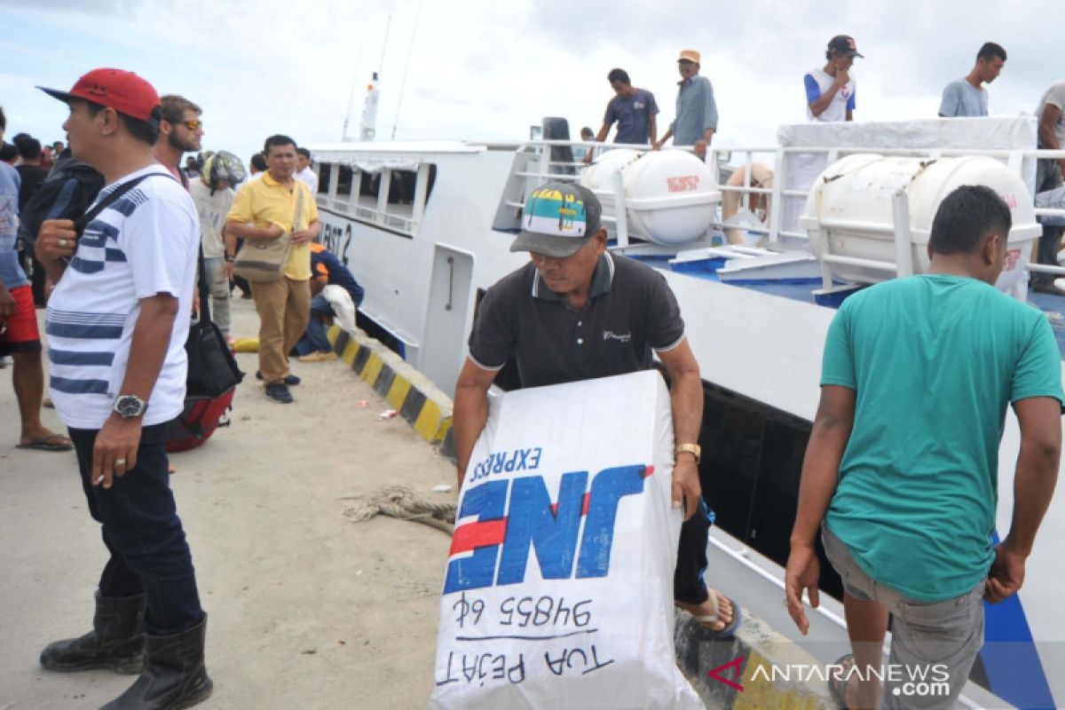 Kurir JNE menembus ombak antar kebahagiaan ke pulau terluar