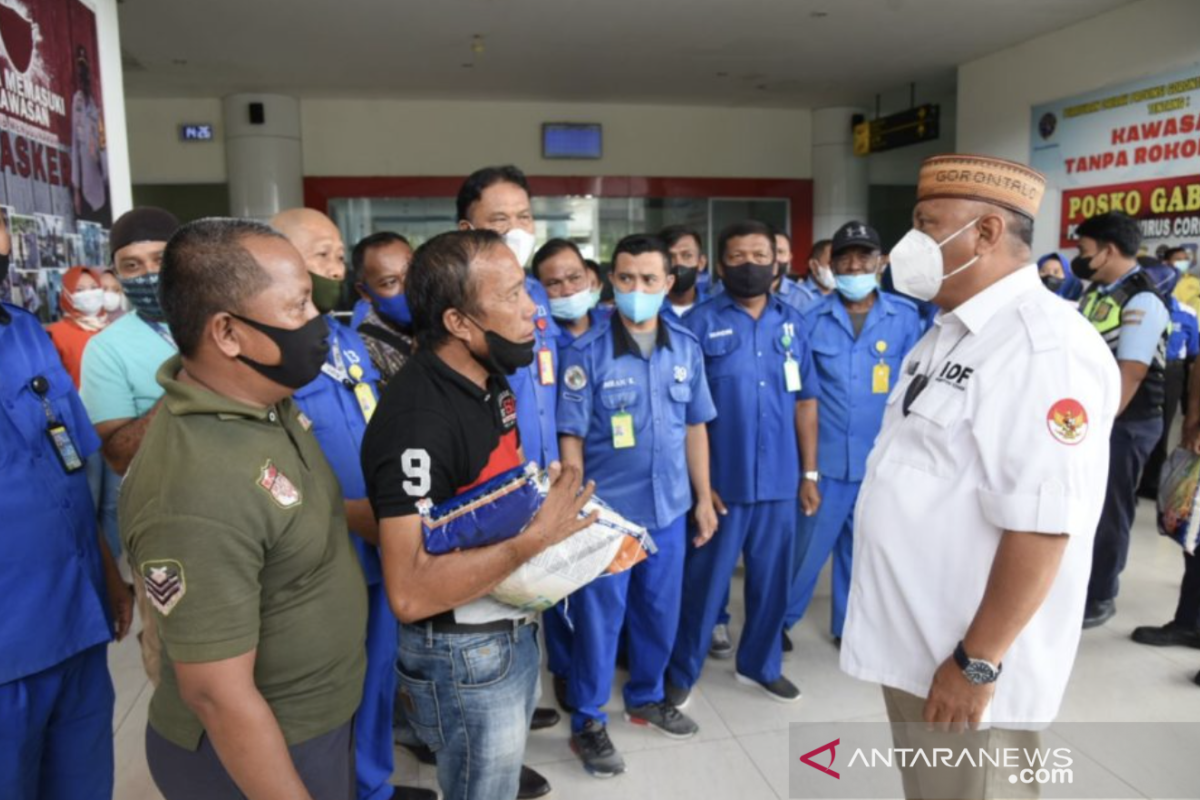 Pemprov Gorontalo salurkan bantuan beras bagi pegawai bandara