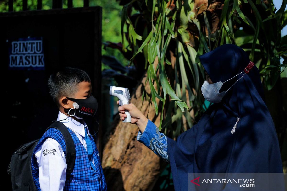 Disdik Kota  Bogor kumpulkan sertifikat vaksinasi guru upaya PTM 100 persen