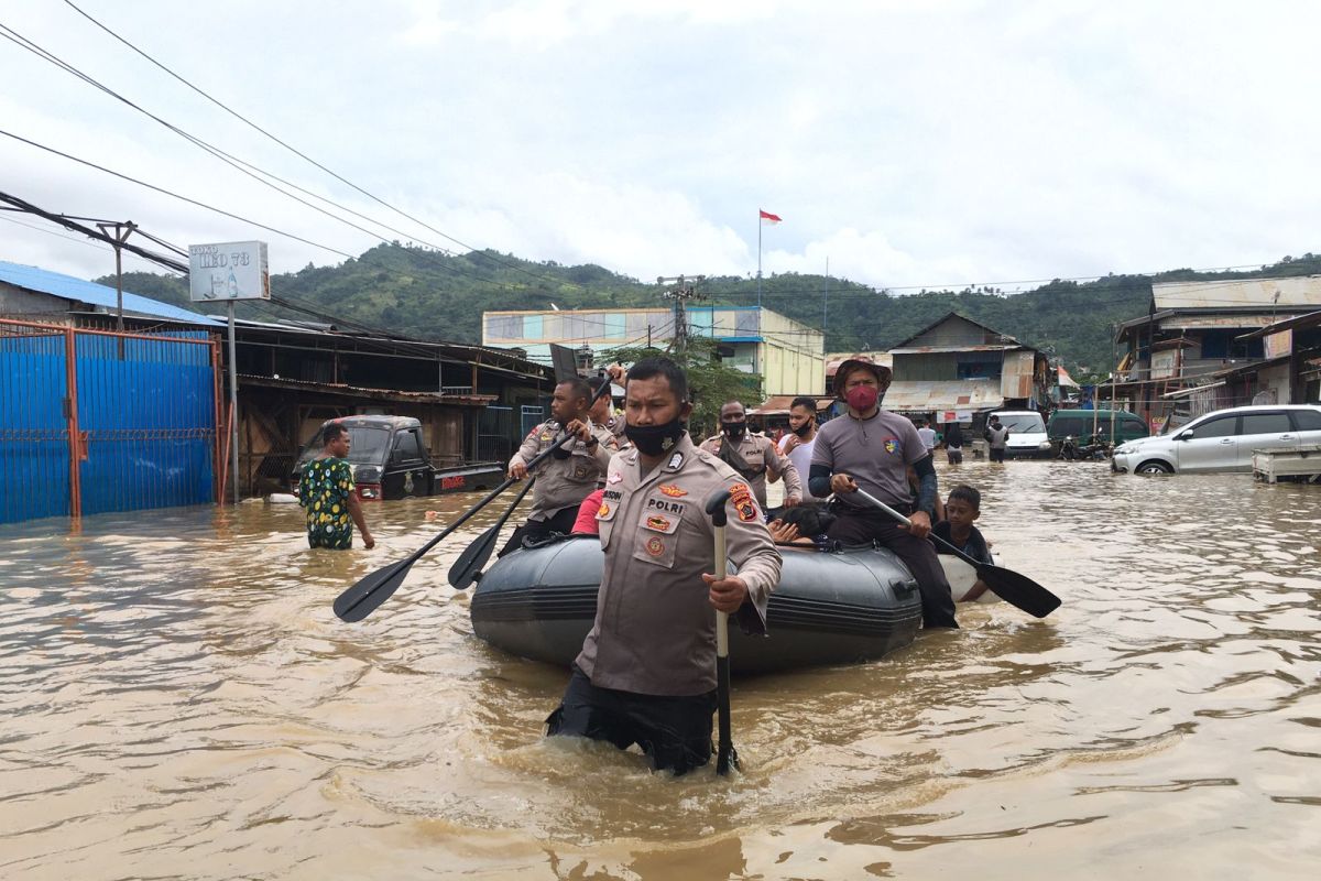 380 personel Polda Papua membantu penanganan banjir dan Longsor Jayapura