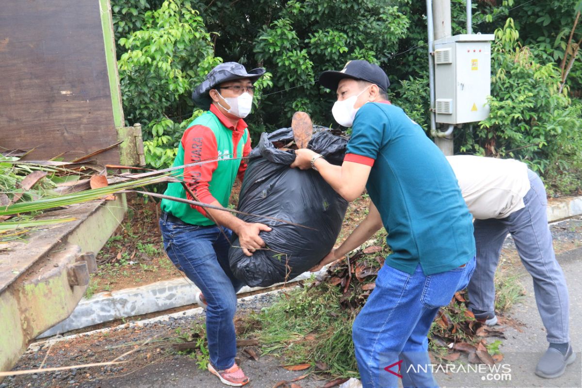 Wawali ikut gotong royong bersihkan fasum di Kelurahan Palam Cempaka