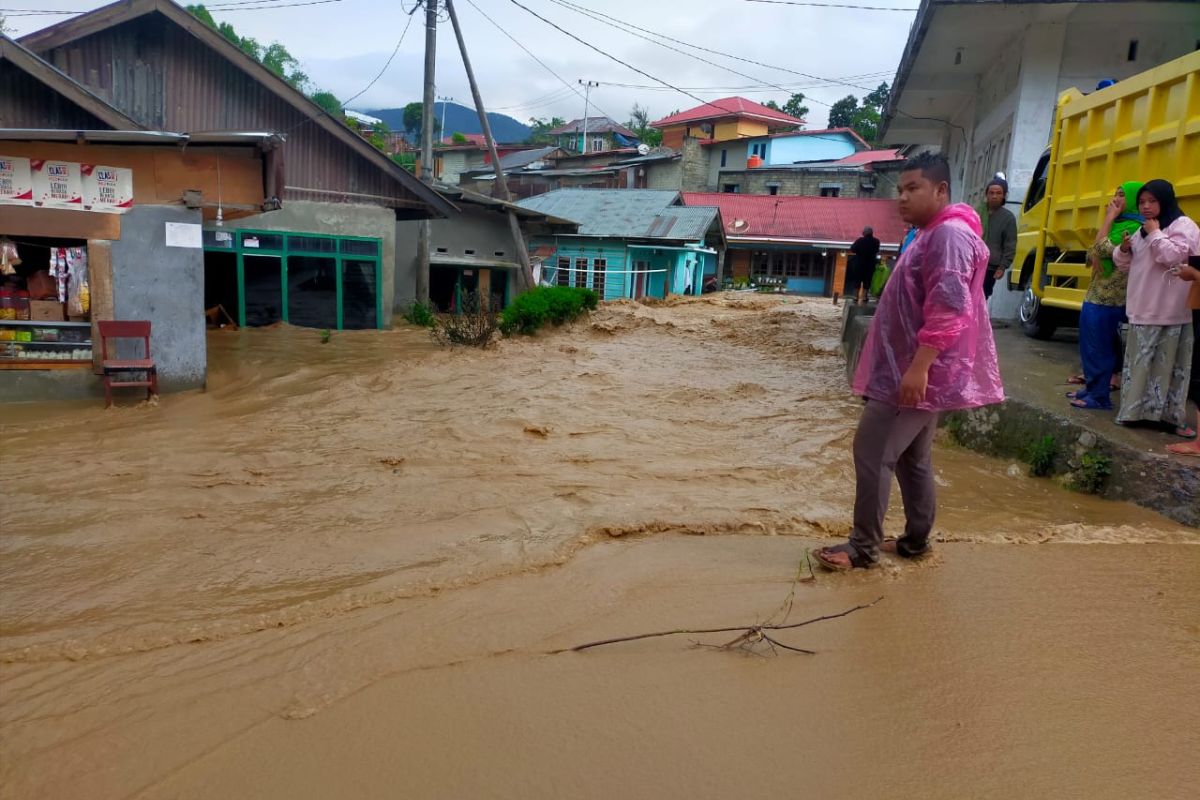 Banjir terjang puluhan rumah warga Nagari Air Dingin Solok