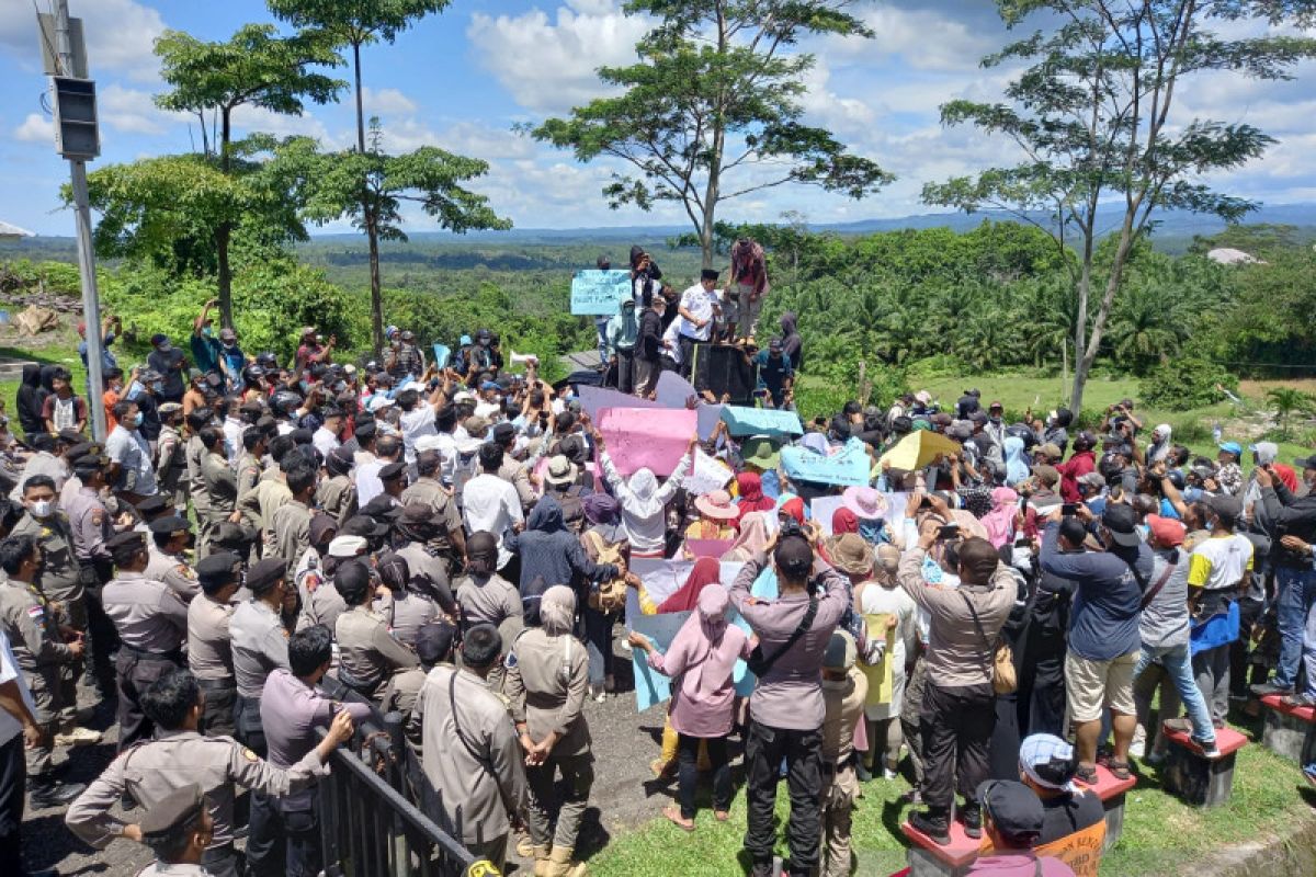 Bupati Seluma hentikan sementara aktivitas tambang pasir besi