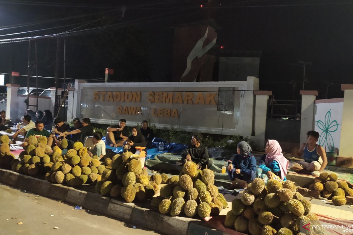 Wisata durian di ruas jalan Kota Bengkulu