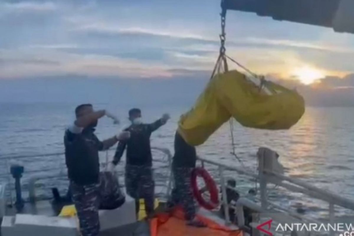 Kapal TNI-AL evakuasi mayat