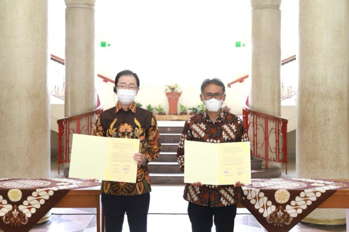 UGM terima hibah truk ringan dari Hino Indonesia