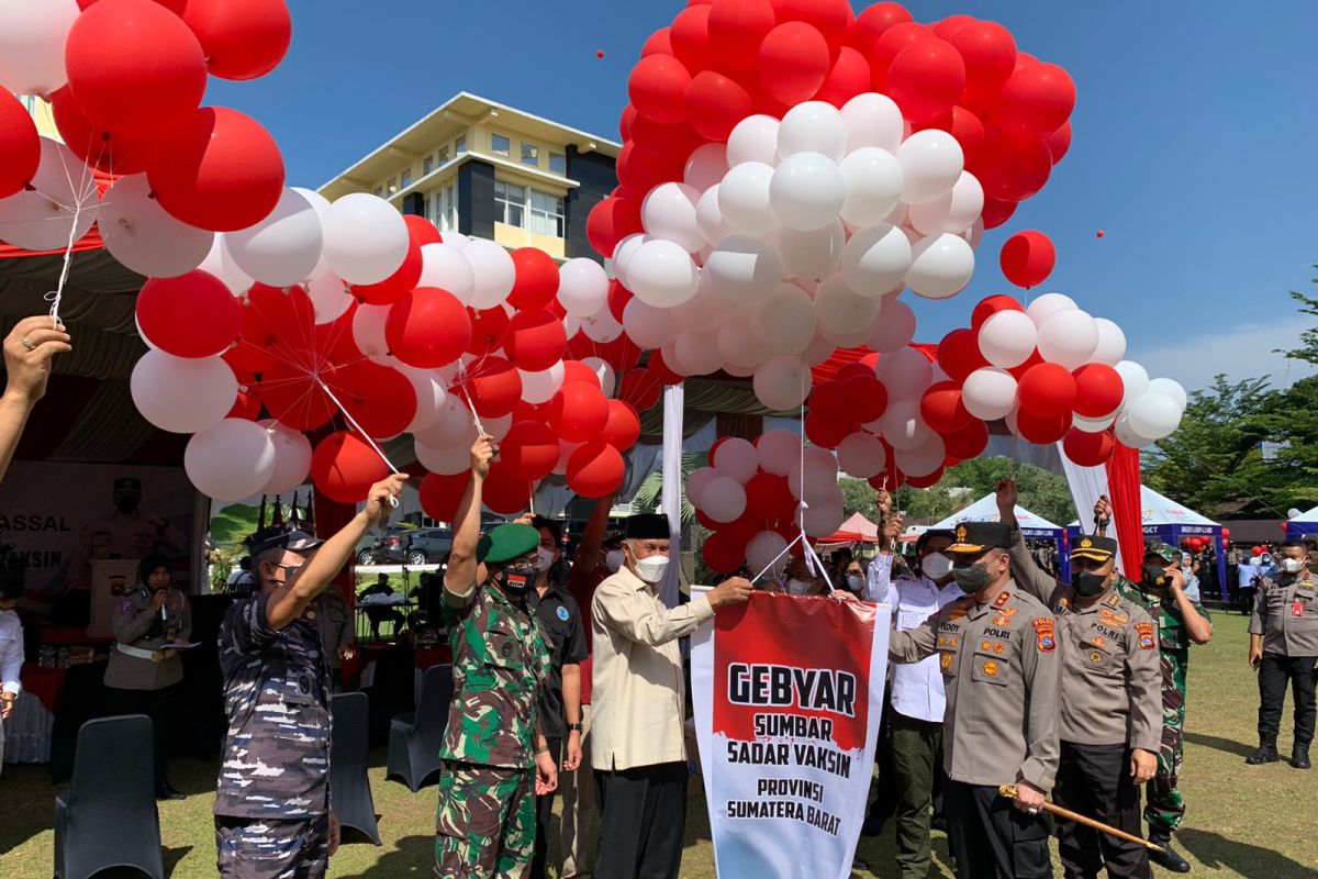 Gubernur meluncurkan lomba vaksinasi antarinstansi di Sumbar