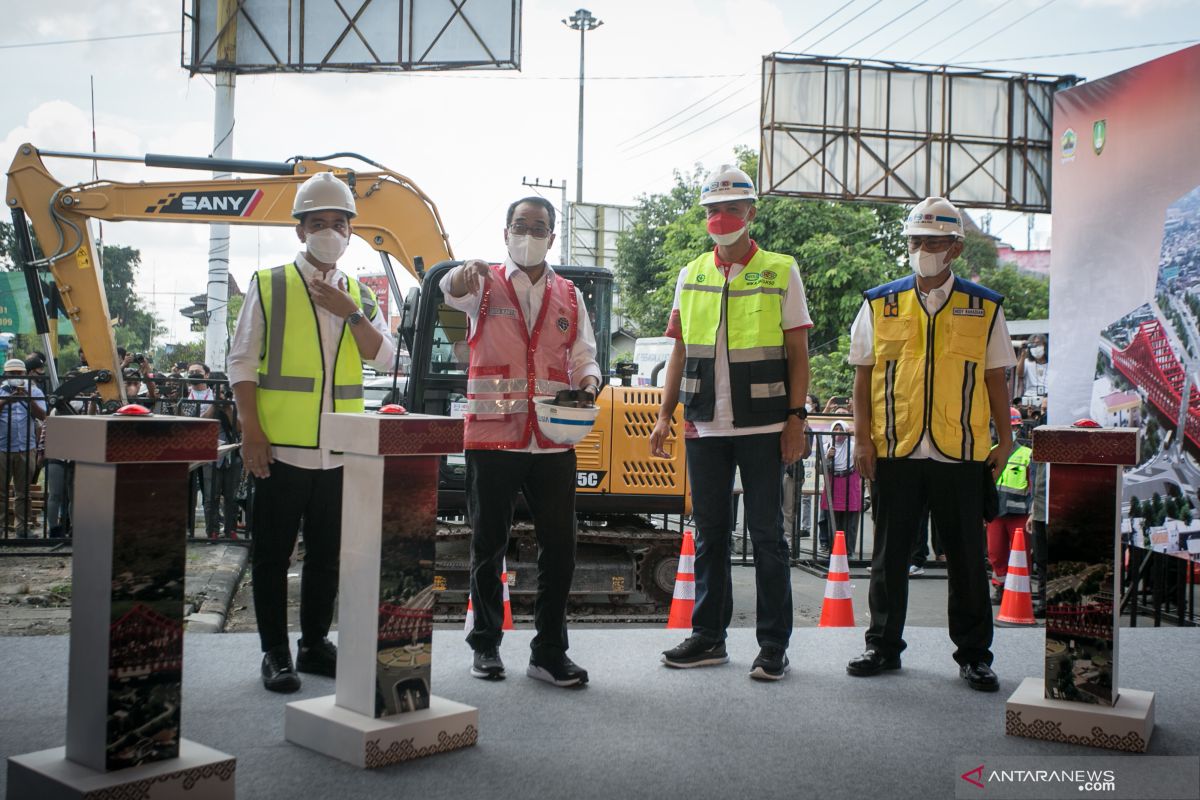 Kemarin, rel ganda Solo-Semarang hingga operasi pasar minyak goreng