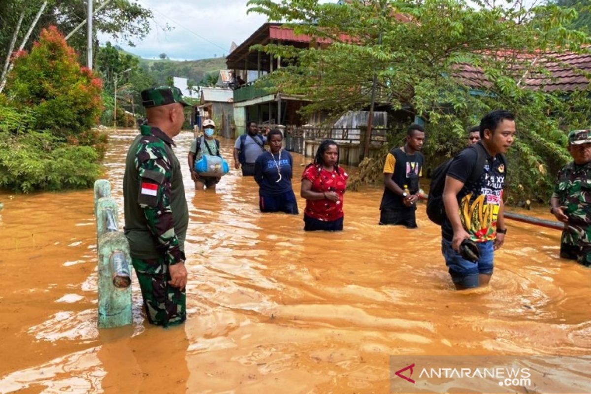 Prajurit Kodim 1701 Jayapura masih bantu korban banjir di perumahan Organda