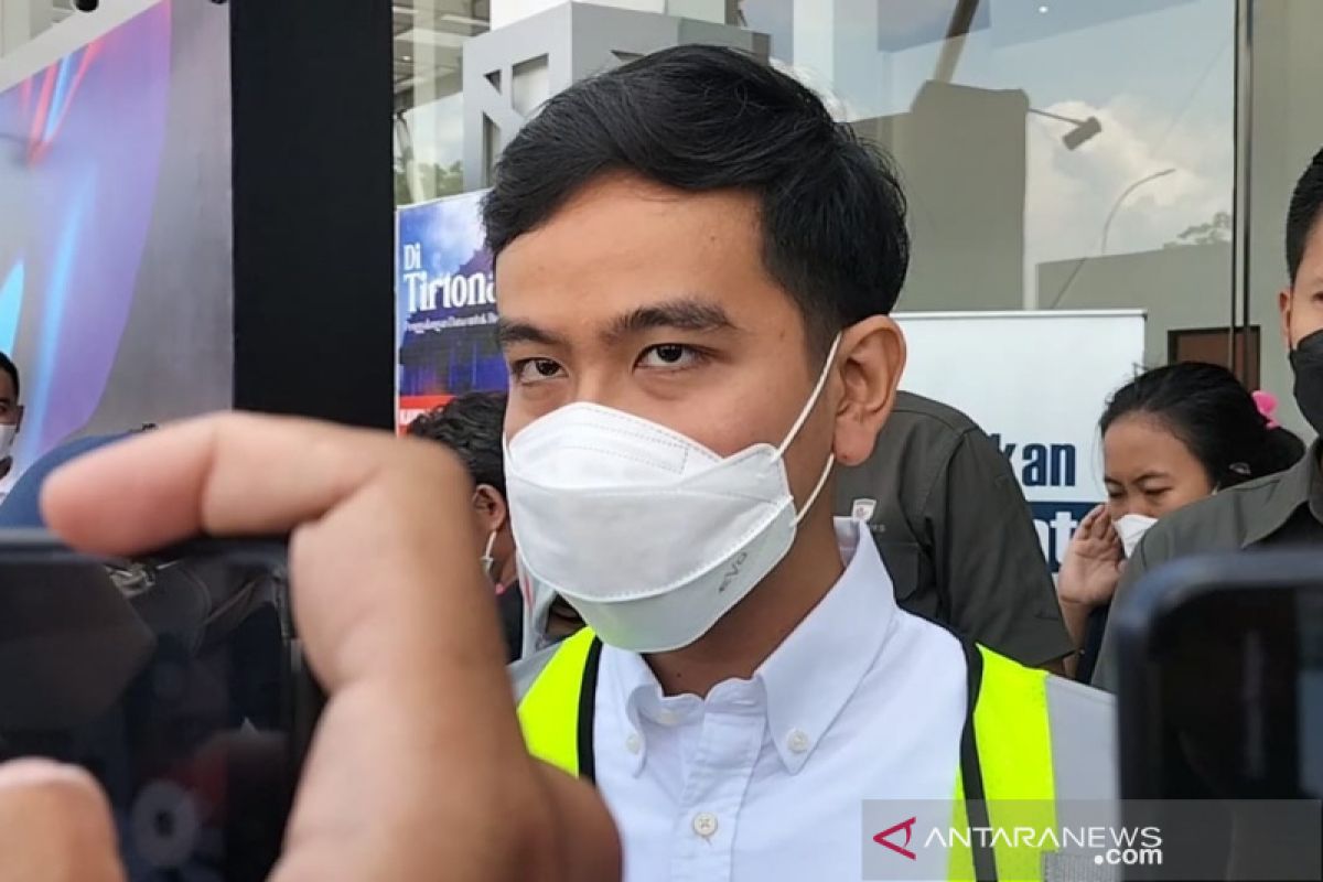 Gibran Rakabuming enggan tanggapi hasil survei Pilkada Jawa Tengah